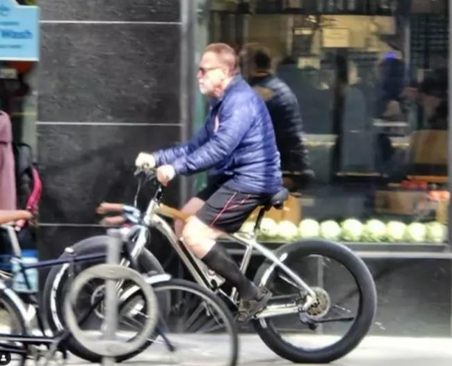 施瓦辛格在多伦多骑自行车：加拿大人非常友好