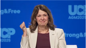 丹妮尔·史密斯和阿尔伯塔分离主义者聚集在联合保守党帐篷里。