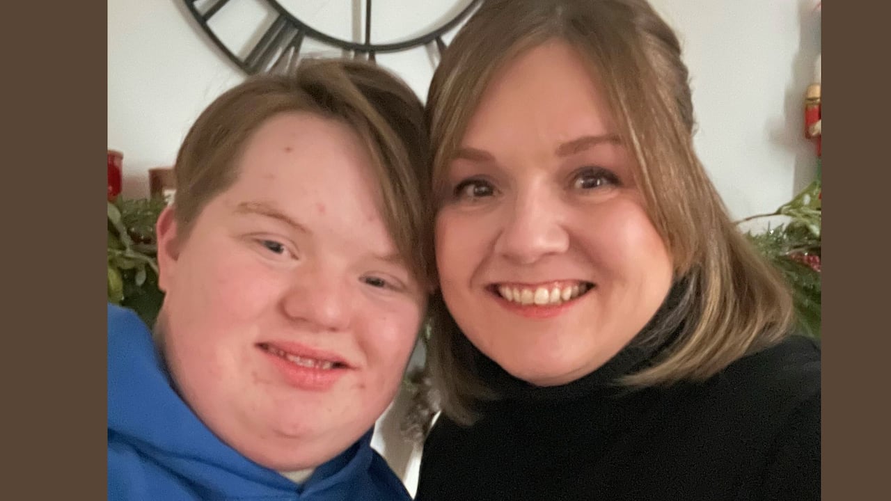 一张男孩和母亲的自拍照。