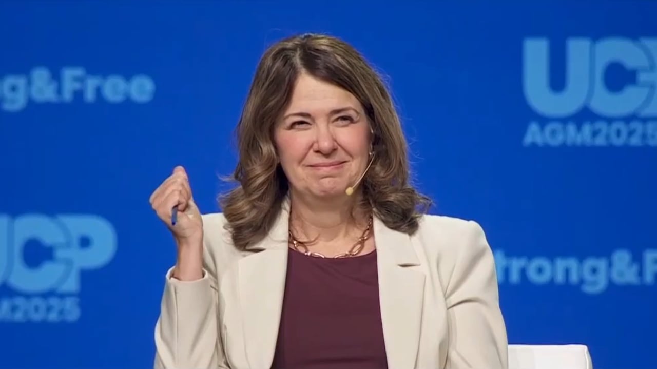 一名女子手持一支笔